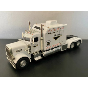 MODEL SAMOCHÓD TIR CIĘŻARÓWKA NACZEPA AMERICAN TRUCK ŚWIATŁA DŹWIĘKI BIAŁA