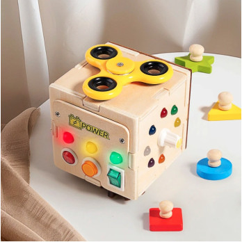 DREWNIANA KOSTKA SENSORYCZNA LED MONTESSORI Z WŁĄCZNIKAMI ŚWIATŁO PREZENT