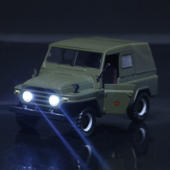 MODEL WOJSKOWEGO JEEPA BEIJING 212 1:32 METALOWY ŚWIATŁA DŹWIĘKI