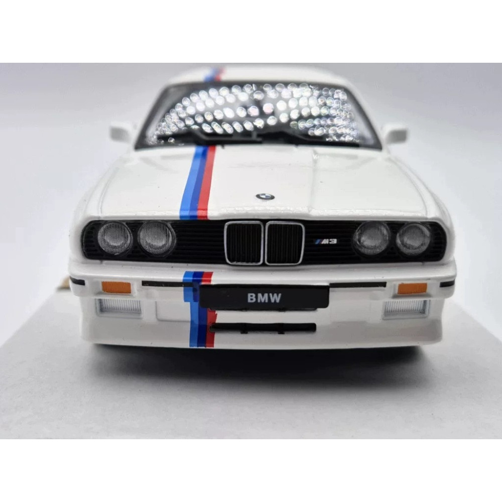 BMW M3 E30 MODEL METALOWY 1:24 DIE CAST ŚWIATŁA DŹWIĘK OTWIERANY BIAŁY