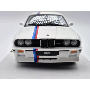 BMW M3 E30 MODEL METALOWY 1:24 DIE CAST ŚWIATŁA DŹWIĘK OTWIERANY BIAŁY